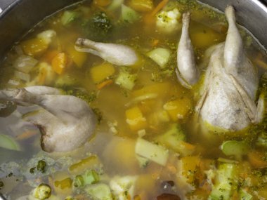 Bıldırcın eti ve sebze çorbası, tencerede yakın