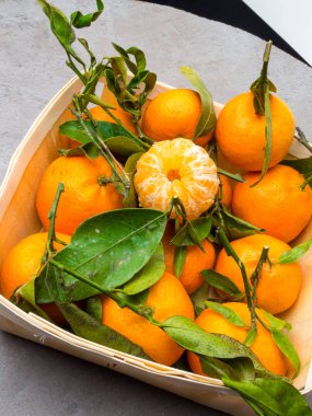 Bir sürü mandalina ve ahşap kutu