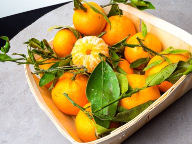 Bir sürü mandalina ve ahşap kutu