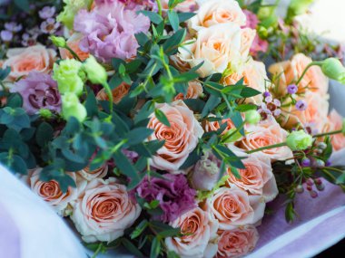 Düğün buket gül ve pembe renklerde peonies. Rustik tarzı buket. Düğün detayları, gelin buketi. Seçici odak. Çiçekçinin iş