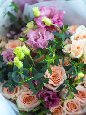 Dekoratif bulanıklık çiçek kompozisyon. Bezelye, buket gül, basit arka plan yapraklarda. Metin, seçici odak için yer konseptiyle