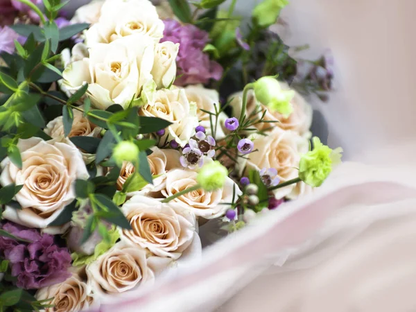 Verano Floreciendo Delicadas Rosas Sobre Flores Florecientes Fondo Festivo Pastel — Foto de Stock