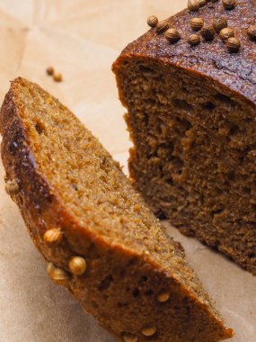 Kağıt arka plan, seçici odak üzerinde baharatlar ile çavdar ekmeği