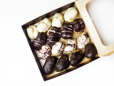 Çikolata sır ve ahududu ile çeşitli krem eklerleri