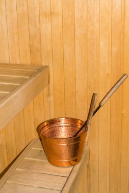 Bazı banyo aksesuarları ile küçük bir modern Rus banya iç parçası kepçe