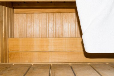 Beyaz temiz havlu ile dinlenmek için geleneksel ahşap sauna