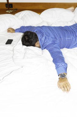 Mutsuz yakışıklı iş olması üzüntü sorun iken yalan söylemeyi Residence ana sayfa yatakta telefon ile gömlek