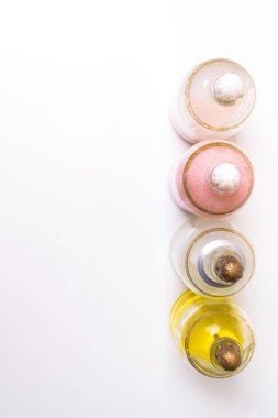 Beyaz arka plan kopya alanı ile çeşitli ilaç ya da Kozmetik Şişeler