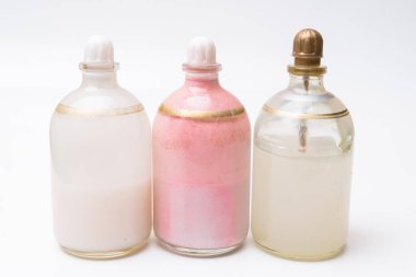 Beyaz arka plan üzerinde cilt bakım kavramı izole kozmetik şişe