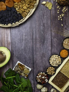 Yiyecek ıspanak, mantar, kabak çekirdeği, sarımsak, fasulye, sedir Kuruyemiş, avokado, yumurta, Kuru üzüm, zencefil, ceviz, kayısı, üstten görünüm olarak çinko yüksek