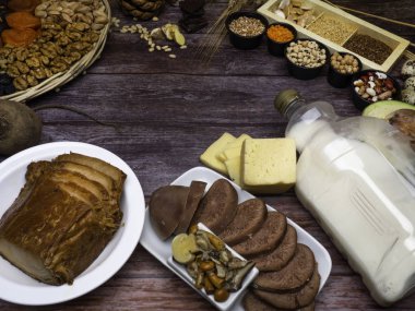 Çinko ürünleri zengin. Kompozisyon doğal organik ürünler ve çinko ahşap arka plan üzerinde iz.