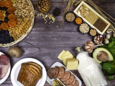 Gıdalar ile çinko mineral ahşap bir masa. Üstten Görünüm kopya alanı