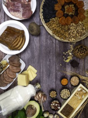 Gıdalar ile çinko mineral ahşap bir masa. Üstten Görünüm kopya alanı