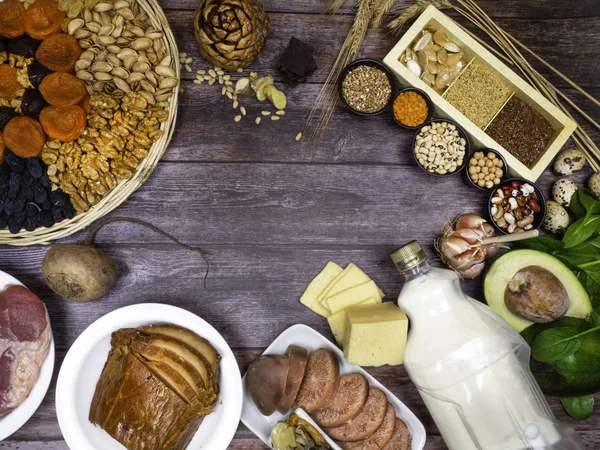 Gıdalar ile çinko mineral ahşap bir masa. Üstten Görünüm kopya alanı