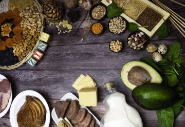 top görünümü metin çinko, maddeler veya çinko ve ahşap masa, mineraller, sağlıklı yaşam ve beslenme, doğal kaynakları üzerinde diyet lif içeren ürünler