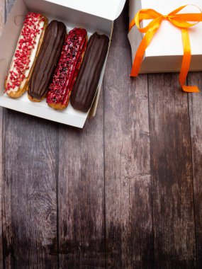 Beyaz kutu, eklerleri, teslimini içinde eklerleri eklerleri, eklerleri yakın çekim Fotoğraflar sırlı