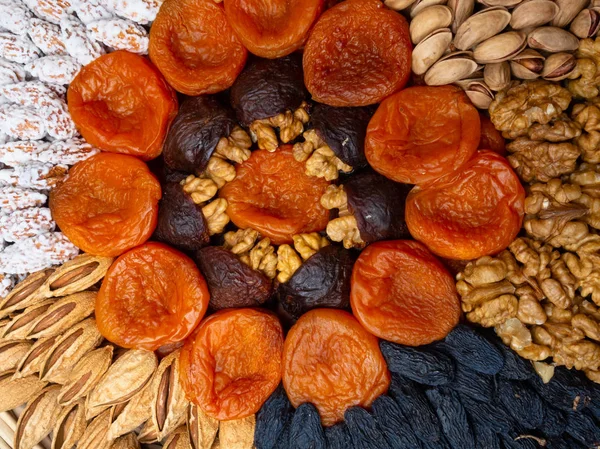 杏子葡萄干和坚果 圆形成分 圆分成由坚果和杏干组成的部分 健康小吃的概念 各种坚果和干果 — 图库照片