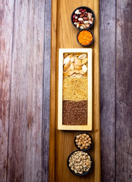 不同种类的豆籽 小扁豆 木桌上盘子里的豌豆 大型生物食品或健康食品 复印空间 — 图库照片