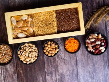 fasulye tohumları, mercimek, bezelye ahşap masa, sağlıklı zengin lif yiyecek, yiyecek zengin vitamin A, E, B, K, Mg kalsiyum, fosfor, demir, folik asit ve vegan protein kaynağı