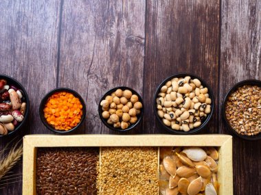 fasulye tohumları, mercimek, bezelye ahşap masa, sağlıklı zengin lif yiyecek, yiyecek zengin vitamin A, E, B, K, Mg kalsiyum, fosfor, demir, folik asit ve vegan protein kaynağı