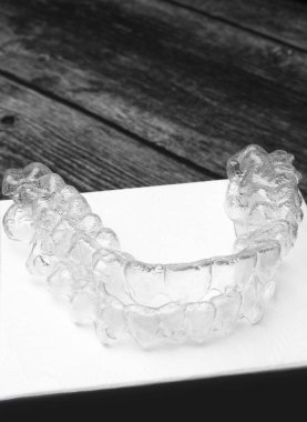 Invisalign diş telleri. Beyaz kutu üzerinde görünmez köşeli ayraç