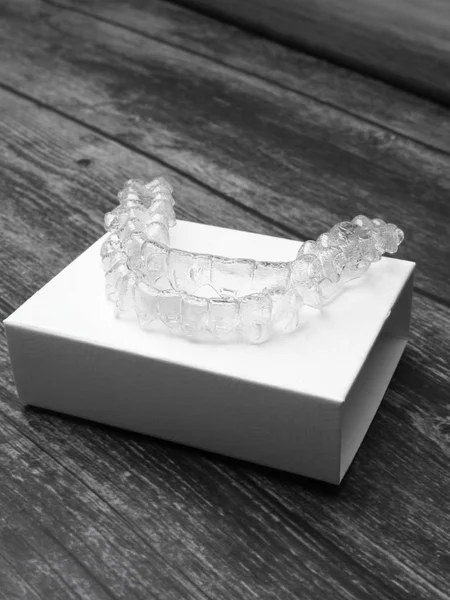 Invisalign diş telleri. Beyaz kutu üzerinde görünmez köşeli ayraç