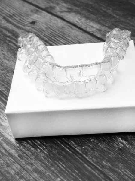 Invisalign Diş Telleri Beyaz Kutu Üzerinde Görünmez Köşeli Ayraç — Stok fotoğraf