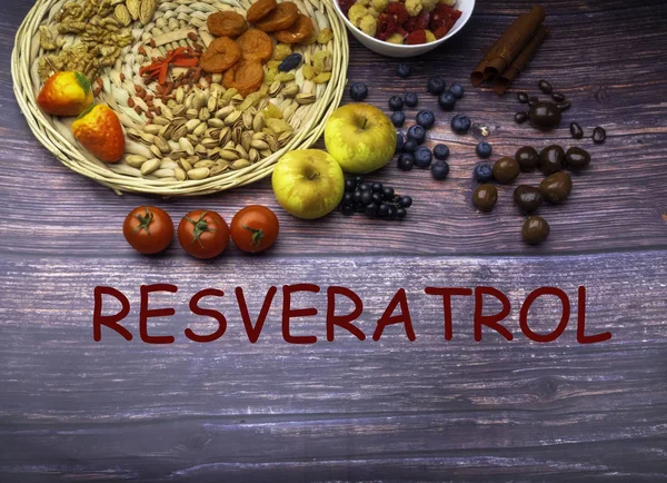 antioksidanlar, resveratrol gıda olarak üzüm, yaban mersini, çilek, domates, ahududu, elma, yabani çilek, kızılcık şeker, çikolata, Kuru Kayısı, goji fındık metin Resveratrol ahşap yüzey