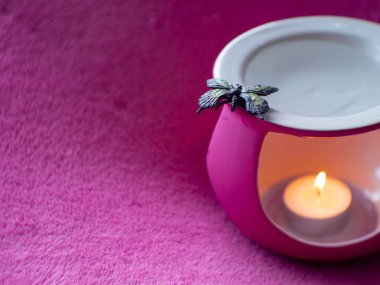 pembe aromaterapi yağ brülörleri mum, kelebek, seçici odak ile dekore edilmiş