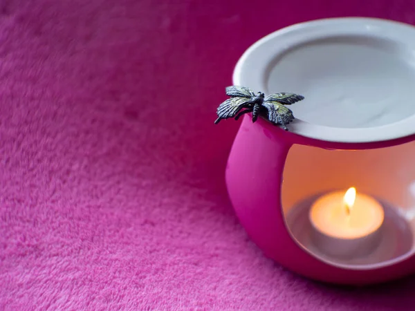 pembe aromaterapi yağ brülörleri mum, kelebek, seçici odak ile dekore edilmiş