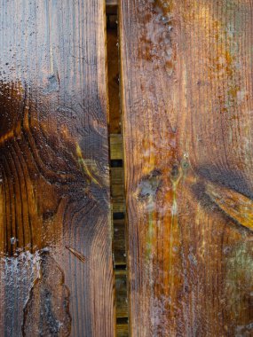 yansıması ile ıslak ahşap yüzeyde yağmur