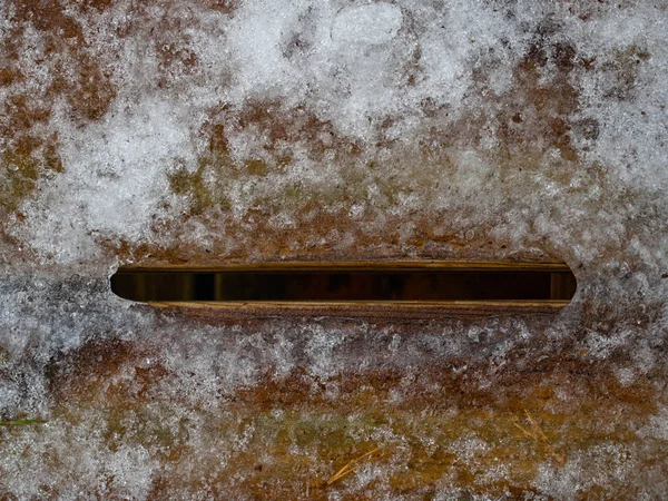 雪フレーク上にブラウンのウッド テクスチャ 冬の背景 — ストック写真