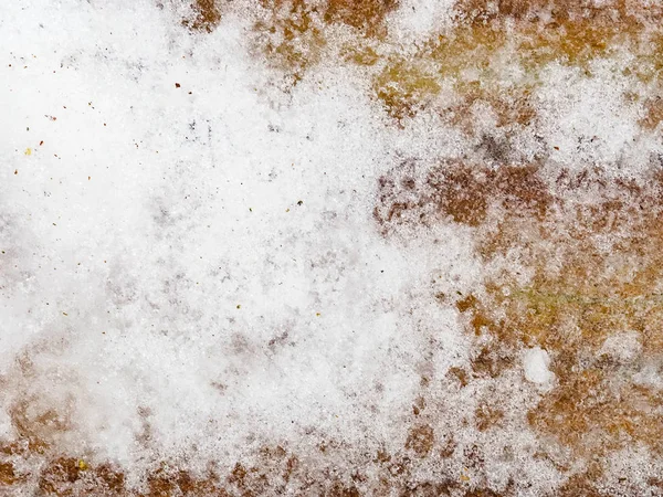 雪フレーク上にブラウンのウッド テクスチャ 冬の背景 — ストック写真