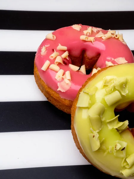 Délicieux Beignets Colorés Sur Fond Blanc Noir Espace Copie — Photo