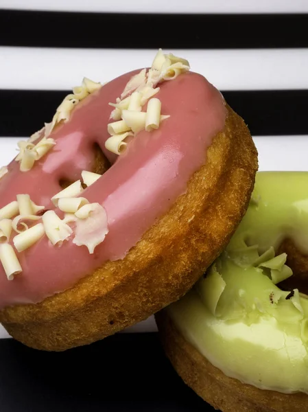 Délicieux Beignets Colorés Sur Fond Blanc Noir — Photo