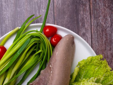 Rus ulusal mutfağı domates, doğranmış dil et, soğan, lahana