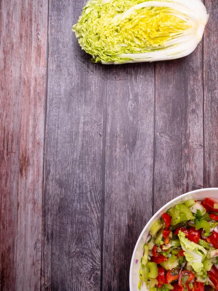 木製のテーブルの上にオリーブやヒマワリ油と中国のキャベツ トマト コショウ タマネギの新鮮な野菜サラダ 健康食品 トップ表示 — ストック写真