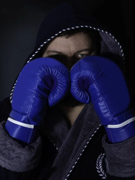Retrato Durão Capuz Boxeador Posando Postura Boxe Contra Fundo Escuro — Fotografia de Stock