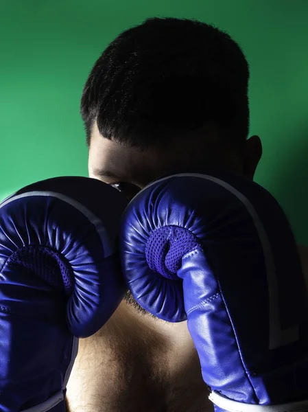 Forte Boxeador Muscular Luvas Boxe Azuis Homem Numa Banca Boxe — Fotografia de Stock