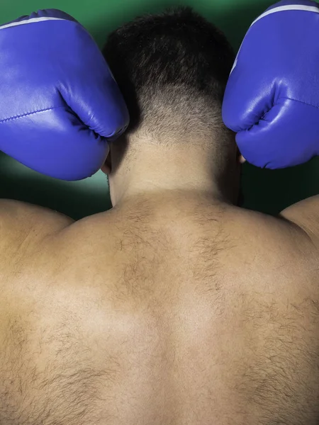 Forte Muscular Jovem Boxer Colocar Mãos Acima Cabeça Para Trás — Fotografia de Stock