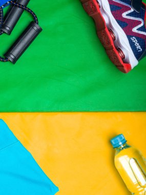 Arka plan su tshirt genişleticiler spor, Ayakkabı yeşil kopya alanı ile spor. Spor eğitimi, sağlıklı yaşam, ince kavramı.