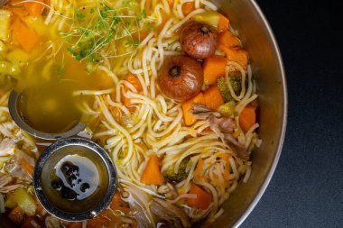 Kase, tavuk çorbası ile sebze tatlı patates, kabak, brokoli, havuç microgreen baharat