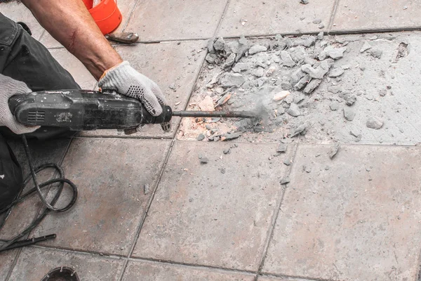 Men Worker Extracting Tiles Because Tiling Wrong — Stock Photo, Image