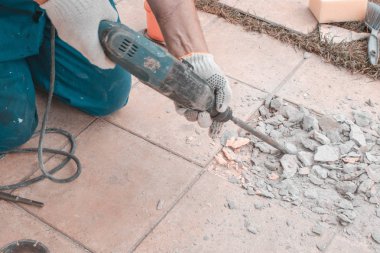 Bez işçisi erkeklerde yanlış fayans çünkü perforator ile fayans ayıklama.