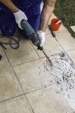 Erkek işçi perforator, seçici odak ile fayans ayıklama