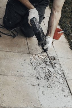 Tozlu üniforma, fayans ve perforator profesyonel Oluşturucu adam. Kavramı revizyon, yenileme, yenileme