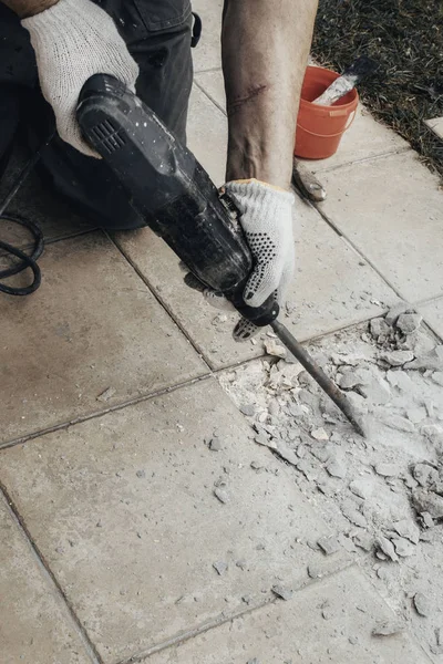 Männer Arbeiter Extrahieren Fliesen Mit Perforator Selektiver Fokus — Stockfoto