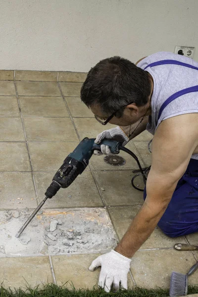 Homens Trabalhador Estão Extraindo Telhas Perfuração Com Perfurador Varanda Foco — Fotografia de Stock