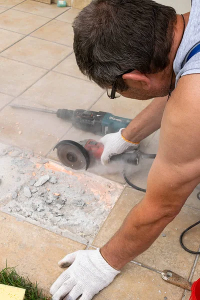 Homem Corte Ângulo Moedor Concreto Ação Poeira Enquanto Moagem Telhas — Fotografia de Stock