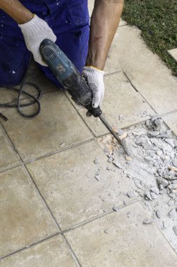 seçici odak erkek işçinin perforator, seçici odak taşlarla ayıklanması, açık işe